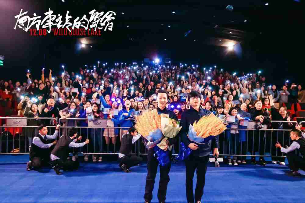 导演刁亦男、、胡歌与观众合影 导演刁亦男、、胡歌与观众合影