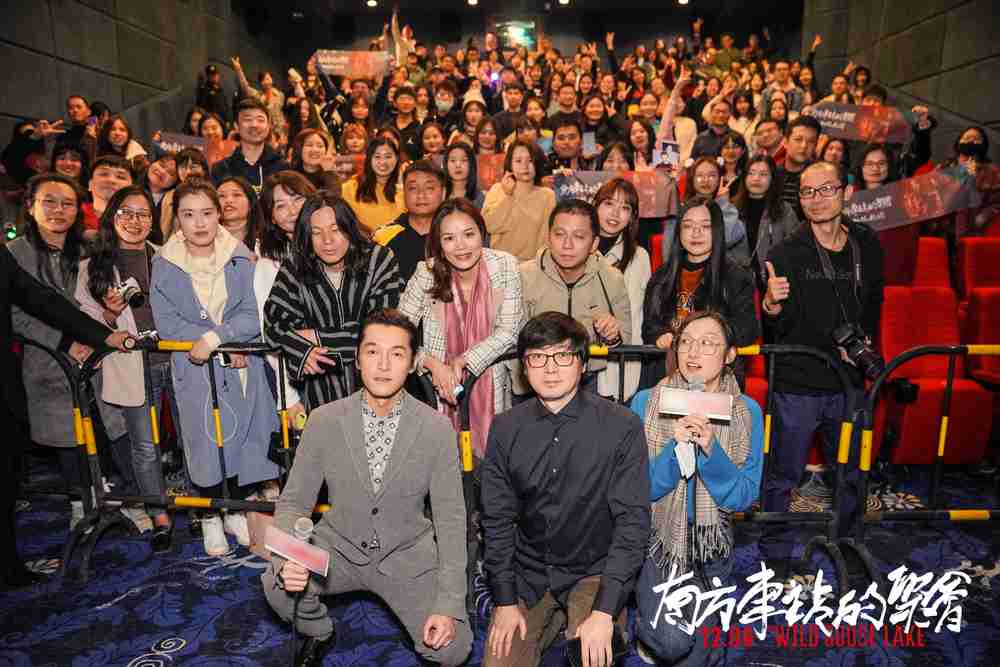 导演刁亦男、、、、胡歌与观众合影 导演刁亦男、、、胡歌与观众合影